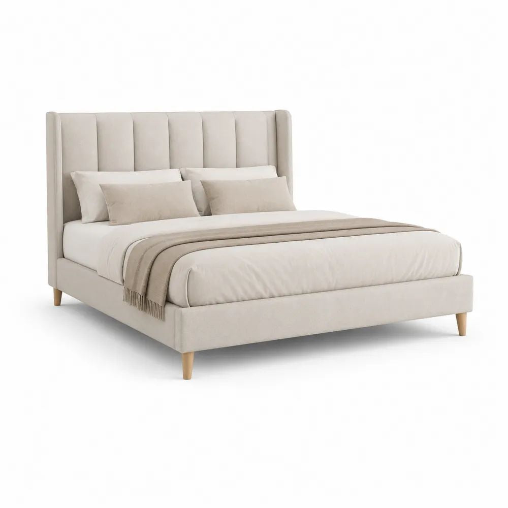 Lit double rembourré en tissu beige et bois naturel, couchage 160 × 200 cm, dimensions 215 × 170 × 120 cm, tête de lit à panneaux verticaux et sommier à lattes