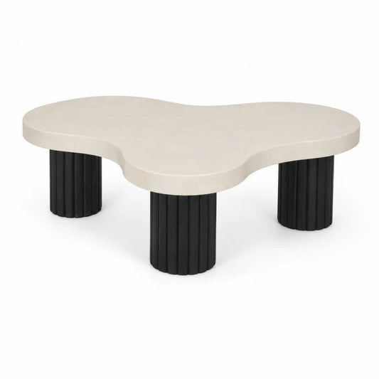 Table basse en MDF beige de forme organique avec 3 pieds cannelés noirs, 120 × 80 × 40 cm