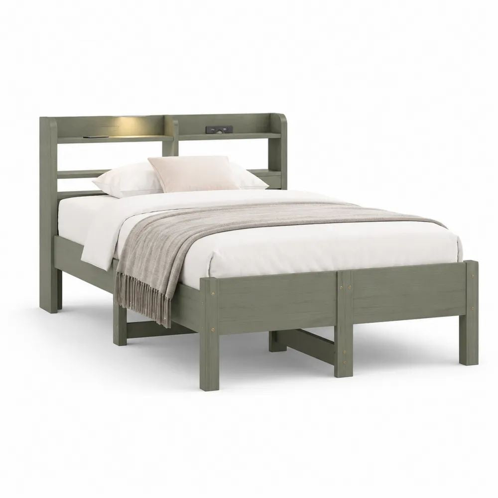 Lit double 140 x 190 cm en pin massif gris sauge avec tête de lit à étagères, éclairage intégré et module de connexion, 204 x 147 x 122 cm